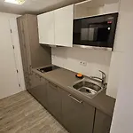 Gemuetliche Souterrainwohnung In Bester Lager *