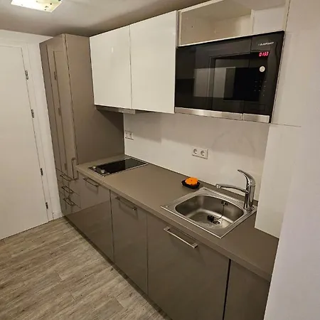 Gemuetliche Souterrainwohnung In Bester Lager *